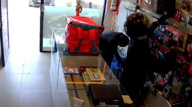 Asaltantes disfrazados de repartidores desvalijan local de videojuegos
