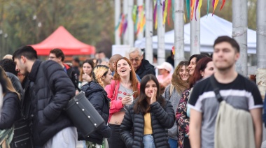 A pesar del mal clima, los platenses celebraron la primavera a puro ritmo