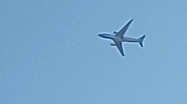 Un avión sobrevoló La Plata en círculos y a baja altura preocupando a los vecinos