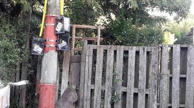 Vecinos de Arana consiguen la colocación de medidores de electricidad en sus casas y avanzan hacia la regularización de sus tierras