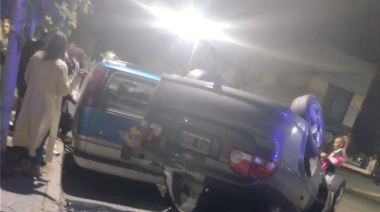 Un choque terminó con uno de los autos volcado en pleno centro platense