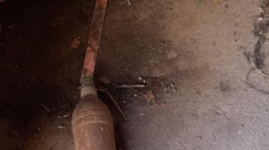 Un nene encontró un mortero mientras jugaba en el patio de su casa