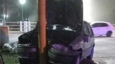 Un conductor fue rescatado tras impactar contra semáforo en Berisso