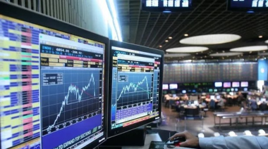 Lunes negro para los mercados: las acciones argentinas se desploman hasta 20%, escala el dólar y el riesgo país
