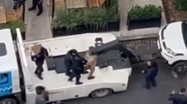 La Plata: una mujer se atrincheró sobre una grúa para evitar que se lleven su auto en pleno centro