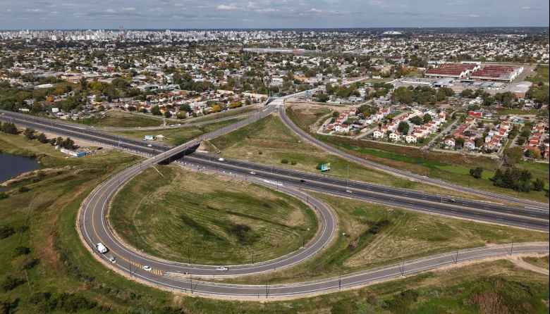 Kicillof y Alak inauguraron la bajada de la Autopista en 520: conectividad para vecinos y productores