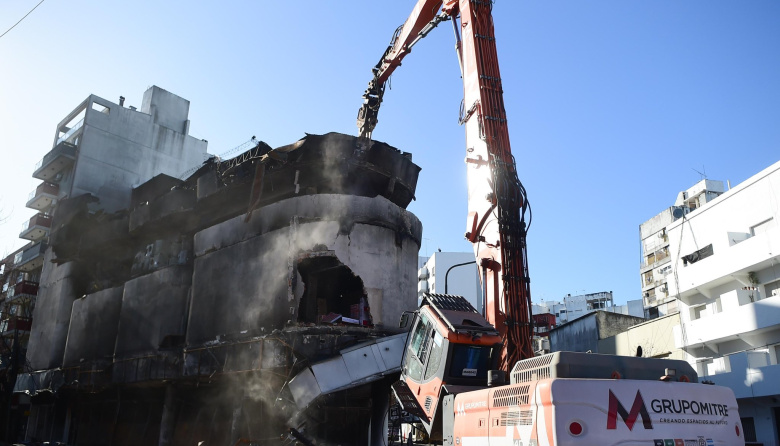Iniciaron la demolición del depósito incendiado en pleno centro