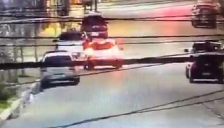 Un hombre arrastró a su ex pareja en el capot del auto durante 4 cuadras
