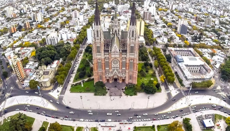 Plaza Moreno se convierte en escenario de folclore y festejos para la infancia