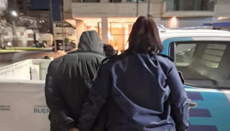 Vecinos redujeron y ataron a un hombre que había hurtado un autoservicio