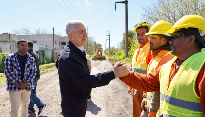 Alak inició obras viales en Melchor Romero y entregó mobiliario a escuelas de la región