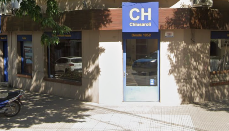 Violento asalto en una cafetería platense: golpearon a una empleada y huyeron en moto