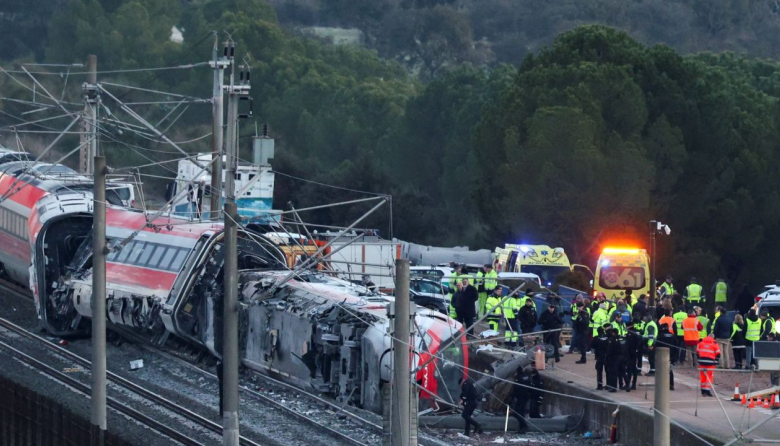 39 muertos y 152 heridos tras el descarrilamiento de un tren de alta velocidad en España
