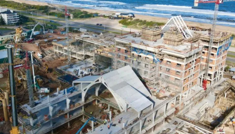 Denuncian encierros de obreros peruanos en la obra del Cipriani en Punta del Este