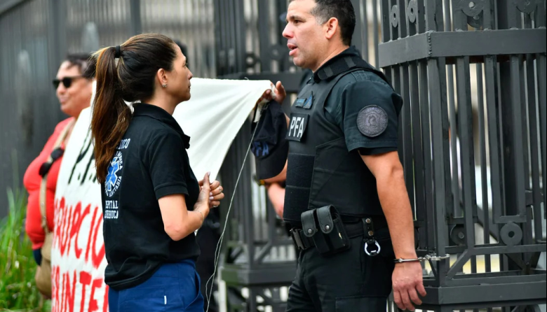 El Policía Federal que se encadenó a Casa Rosada ratificó sus denuncias de corrupción en la fuerza
