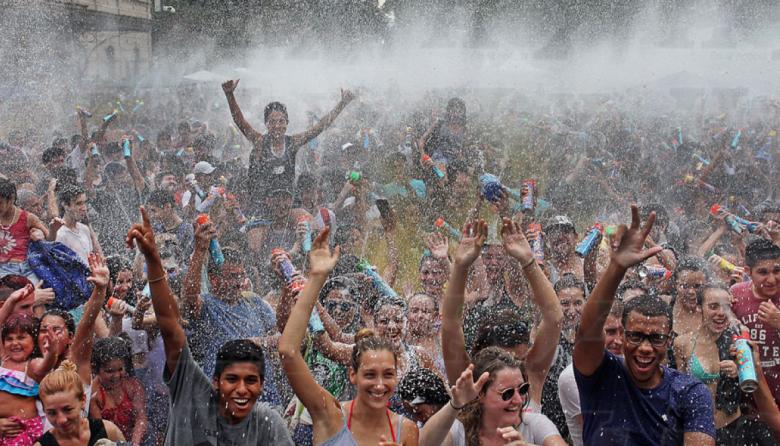 La Plata vive cuatro días de festejos con corsos en todos los barrios