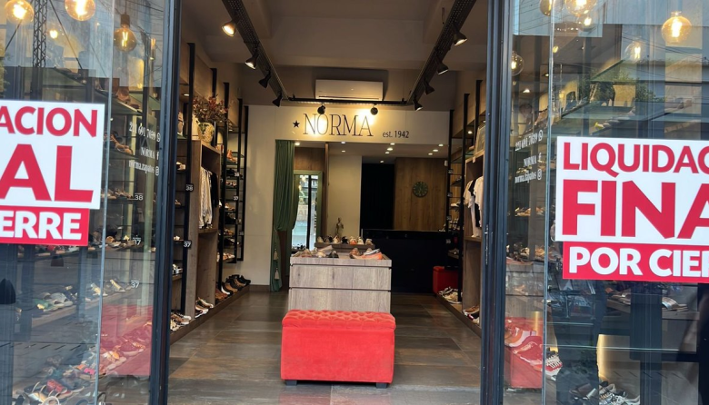Cierra una histórica zapatería del centro platense tras más de ocho décadas de actividad