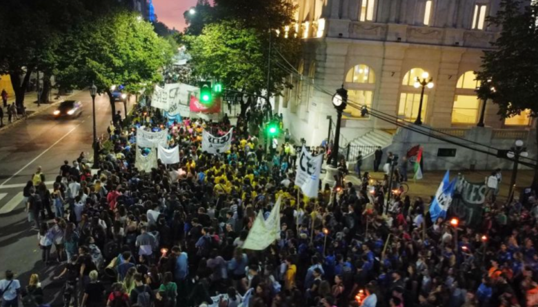 Masiva marcha de antorchas en La Plata por el financiamiento universitario