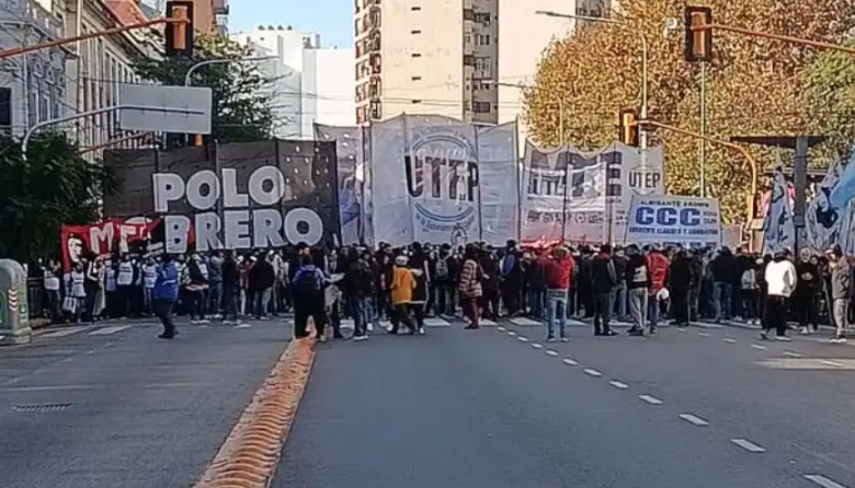 Recorte de planes y protestas: cae el consumo y crece la tensión en La Plata
