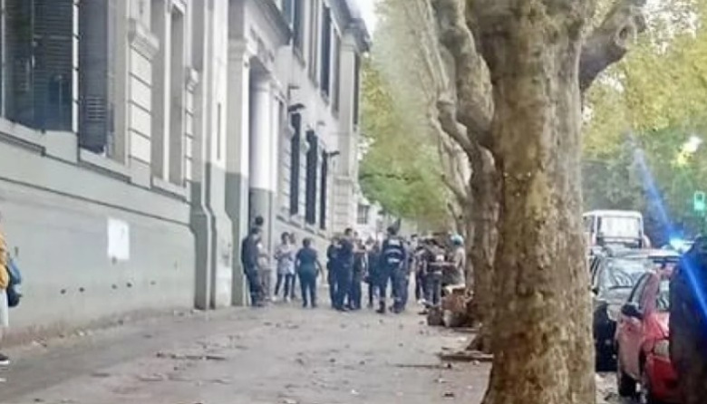 Investigan una amenaza con un arma en el colegio Albert Thomas