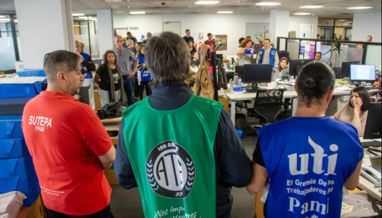 Marcha al PAMI La Plata por pagos atrasados