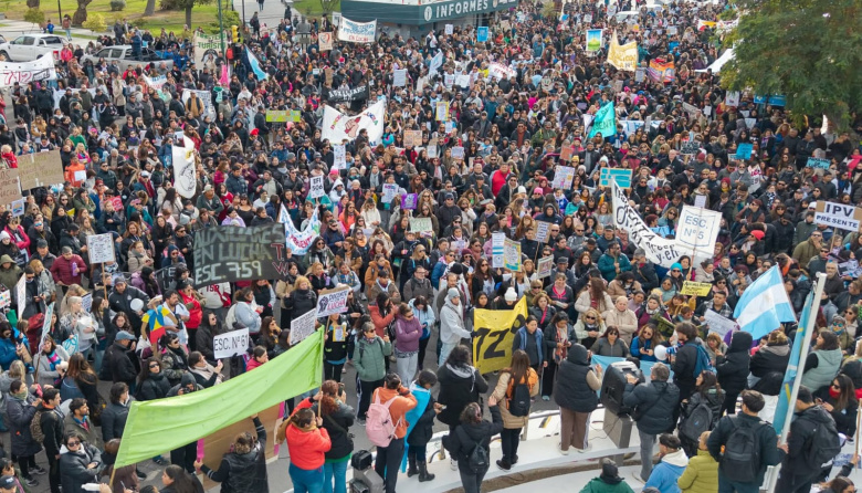 Emergencia educativa en el Interior del país básicos de 304 mil paritarias vacias, represión y se viene el chubutazo