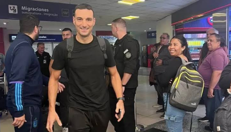 Posturas firmes en el regreso: Scaloni confirmó que seguirá hasta diciembre y relativizó los apercibimientos por la bandera de Malvinas