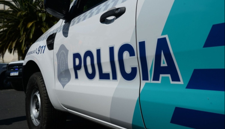 Violento asalto bajo la lluvia: una mujer fue atacada por motochorros en Los Hornos y crece el temor vecinal