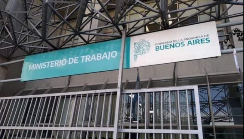 Tensión en el centro de La Plata: corte y piquete frente a la sede del Ministerio de Trabajo