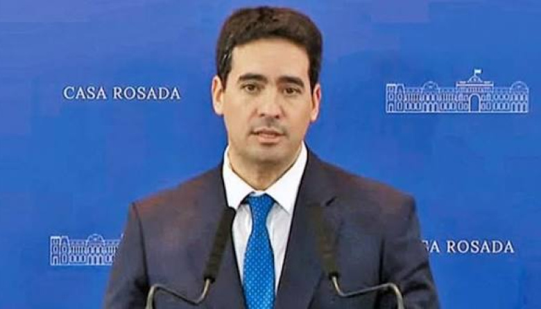 Cortocircuito total en el gabinete: enojo en Economía por los ruidos que empujan la dolarización