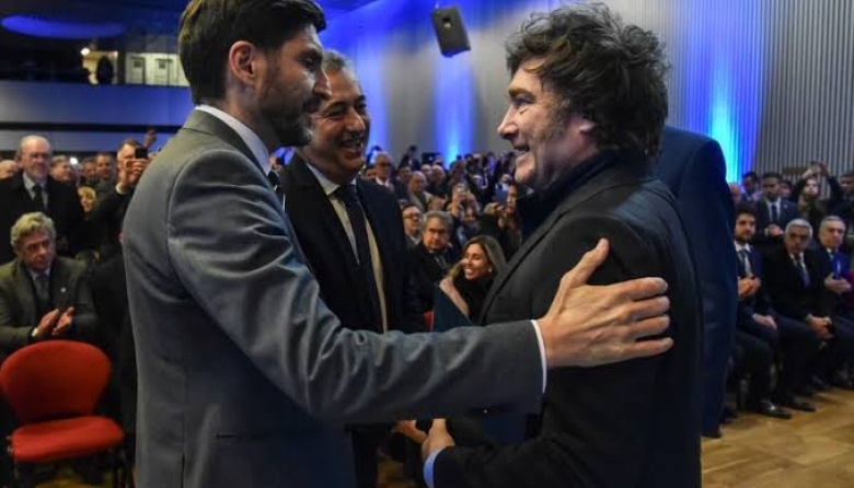 Encuesta clave en Santa Fe: el electorado banca un segundo tiempo de Pullaro y de Milei
