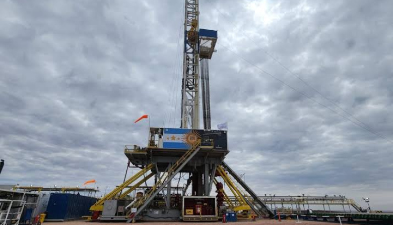 Impulso clave al proyecto de GNL: YPF tramita la licencia ambiental para perforar 12 pozos en Vaca Muerta