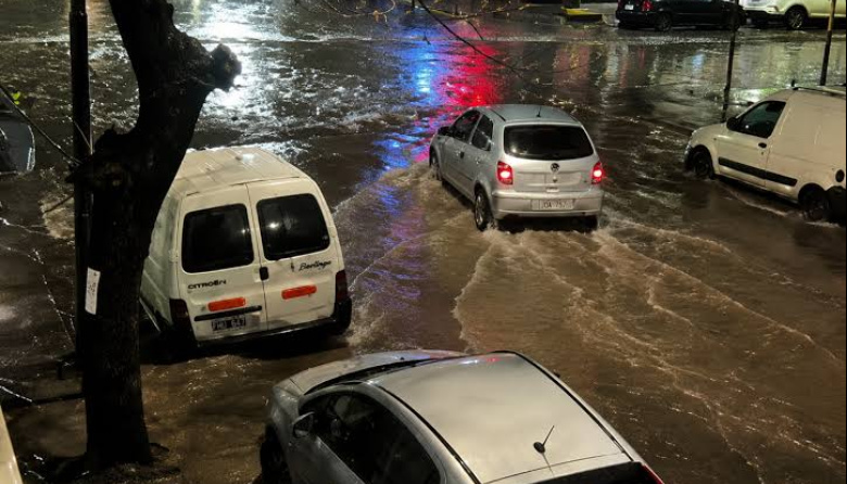 Las intensas lluvias en La Plata provocaron graves inundaciones y dejaron zonas totalmente anegadas