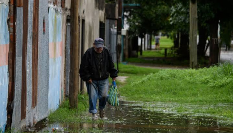 "Traigan lanchas, que juegos sobran": la ironía vecinal por una plazoleta inundada