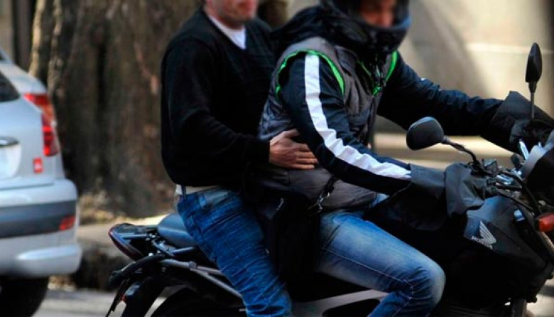 Dos motochorros saquearon un comercio en Barrio Aeropuerto y la oposición apuntó contra el ministro Alak y el gobernador Kicillof