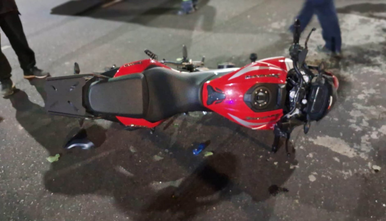Fuerte choque en pleno centro: tres jóvenes iban en una moto y dos fueron hospitalizadas