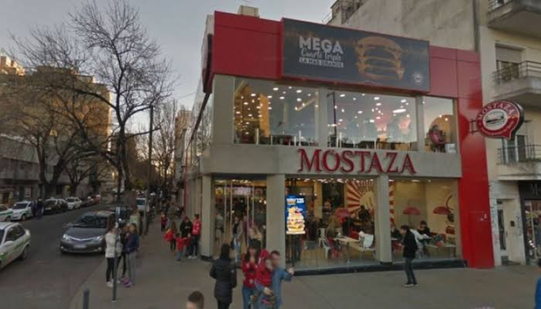 Destrozan un local de Mostaza para robar mercadería y dejan un desecho humano