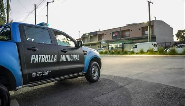 Choque entre dos autos en San Carlos: un hombre fue trasladado en ambulancia