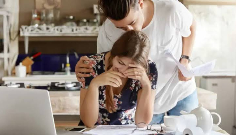 Familias atrapadas en el laberinto financiero de las deudas y la inflación