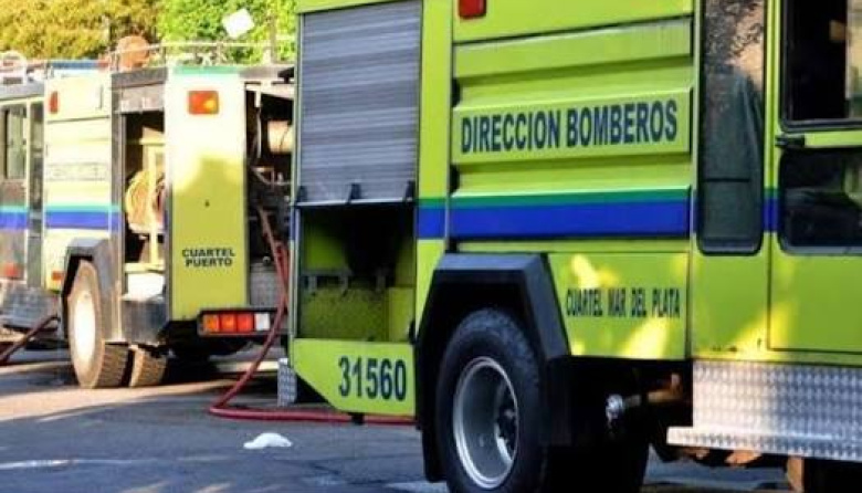 Alarma en las inmediaciones de Plaza Moreno: un automóvil se incendió por completo y causó pánico entre los peatones