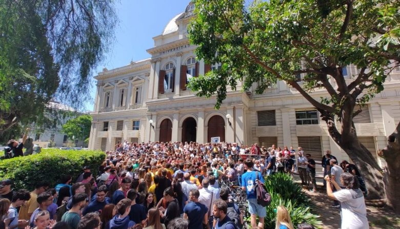 Los docentes de la UNLP vuelven a parar y se movilizan en reclamo de un aumento salarial del 33%