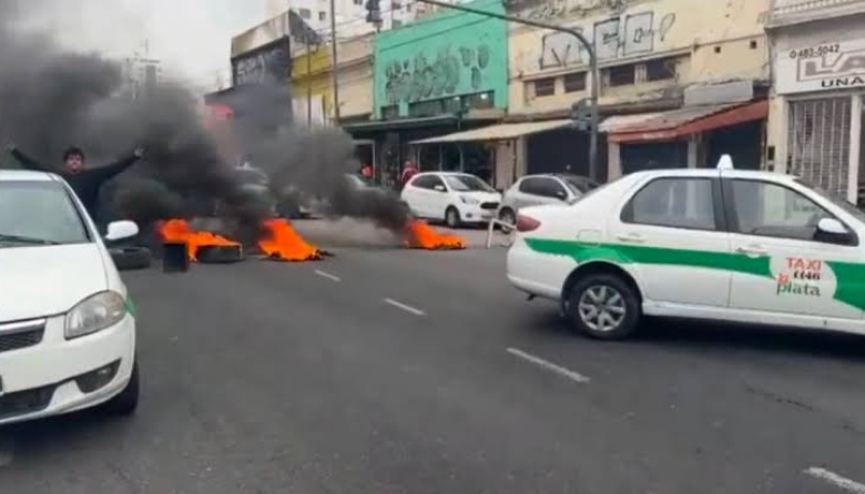 cortan puntos clave del centro de La Plata en rechazo a las aplicaciones de transporte