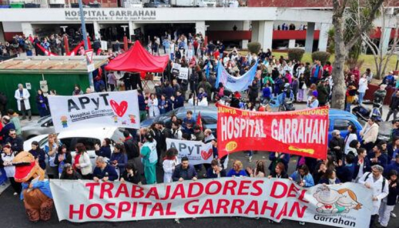 Tensión en la salud pública: trabajadores del Garrahan denuncian un "plan xenófobo" y arancelamiento encubierto