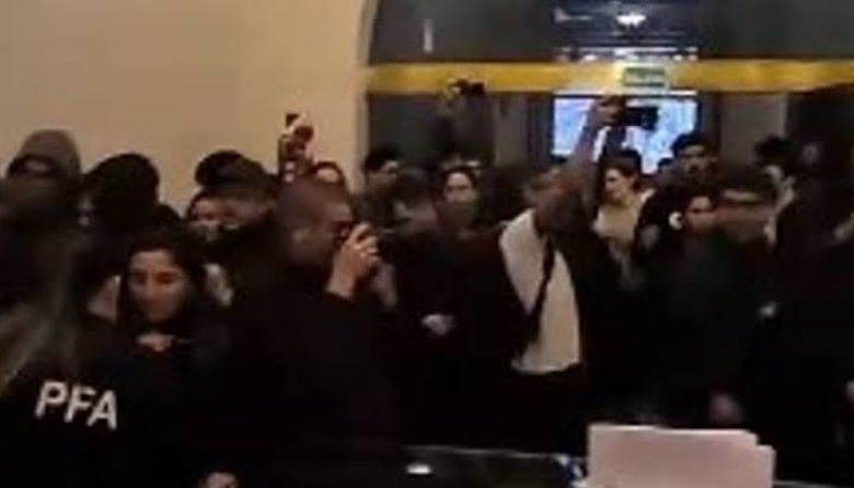 Conflicto universitario: tras la protesta por la Ley de Financiamiento, el Gobierno retiró a los estudiantes del Palacio Pizzurno