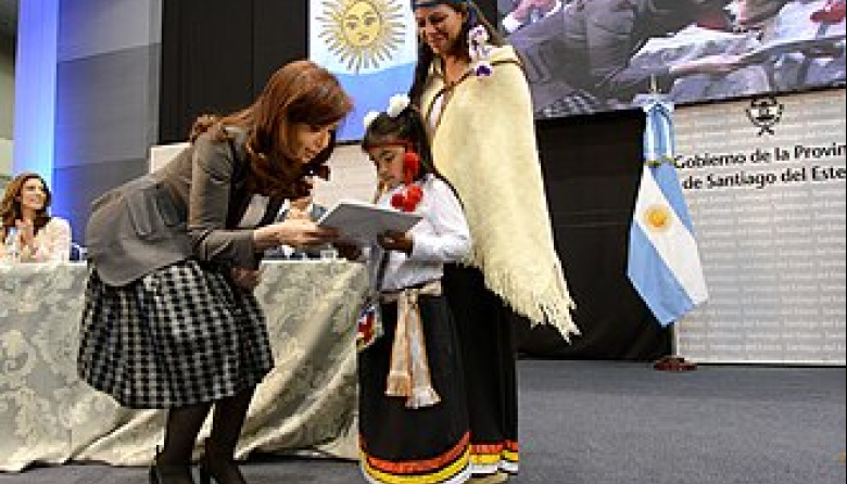 Comunidades originarias se concentraron frente a la casa de Cristina Kirchner para rechazar el «Día de la Raza» impulsado por Milei