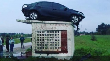 Un auto "voló" y quedó arriba de una garita de colectivo en Entre Ríos