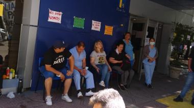 Ante la falta de cobro, se entregaron bolsones con alimentos a trabajadores de una clínica platense