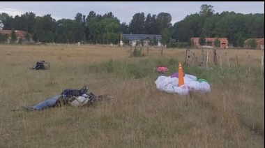 Tres hombres hacían parapente, chocaron en el aire y uno de ellos cayó al suelo y murió