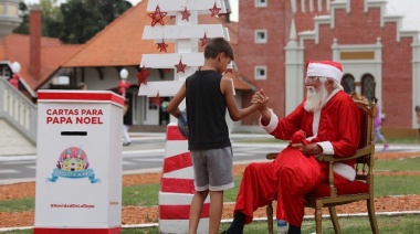 Papá Noel estará recibiendo cartas en el árbol de la puerta de la Municipalidad