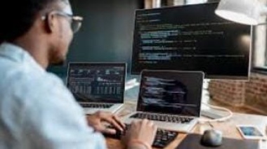 Lanzan curso para que jóvenes platenses aprendan programación como salida laboral